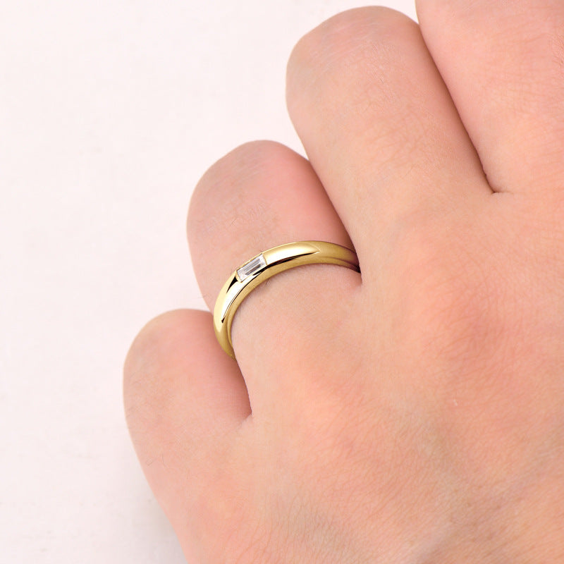 Anillo de Plata con Moissanita Oval en Engaste Raso
