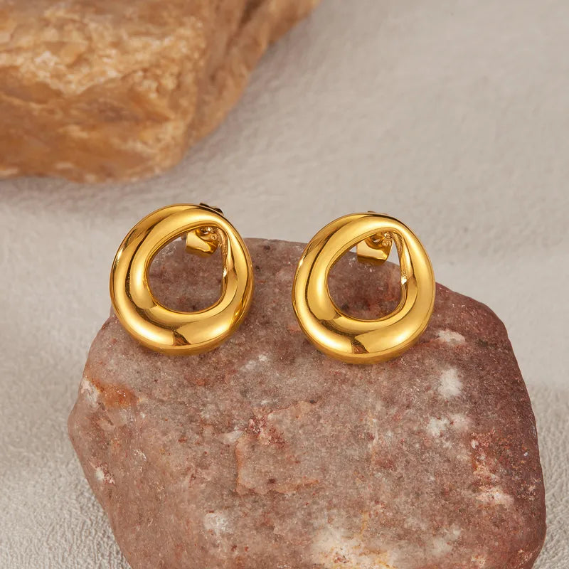 Aretes de Acero con Detalle Irregular