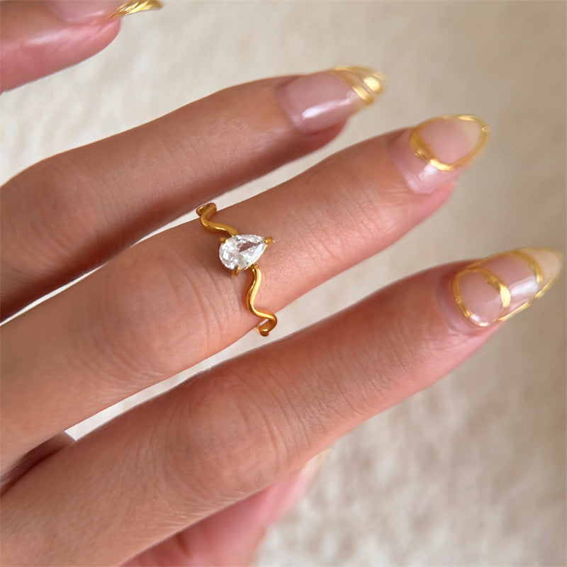 Anillo de Titanio con Zirconia Gota y Banda Ondulada