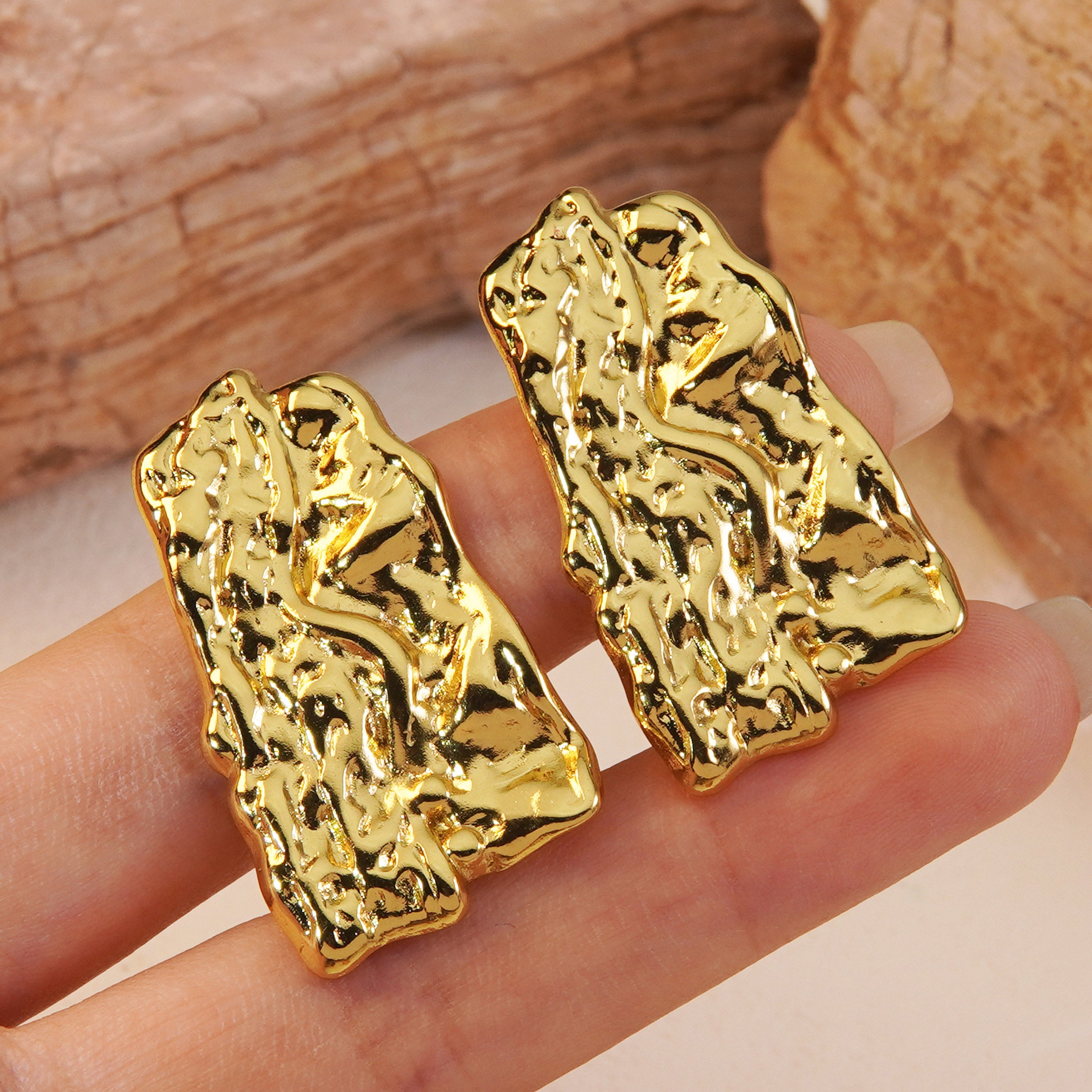 Aretes de Acero con Diseño Geométrico Irregular