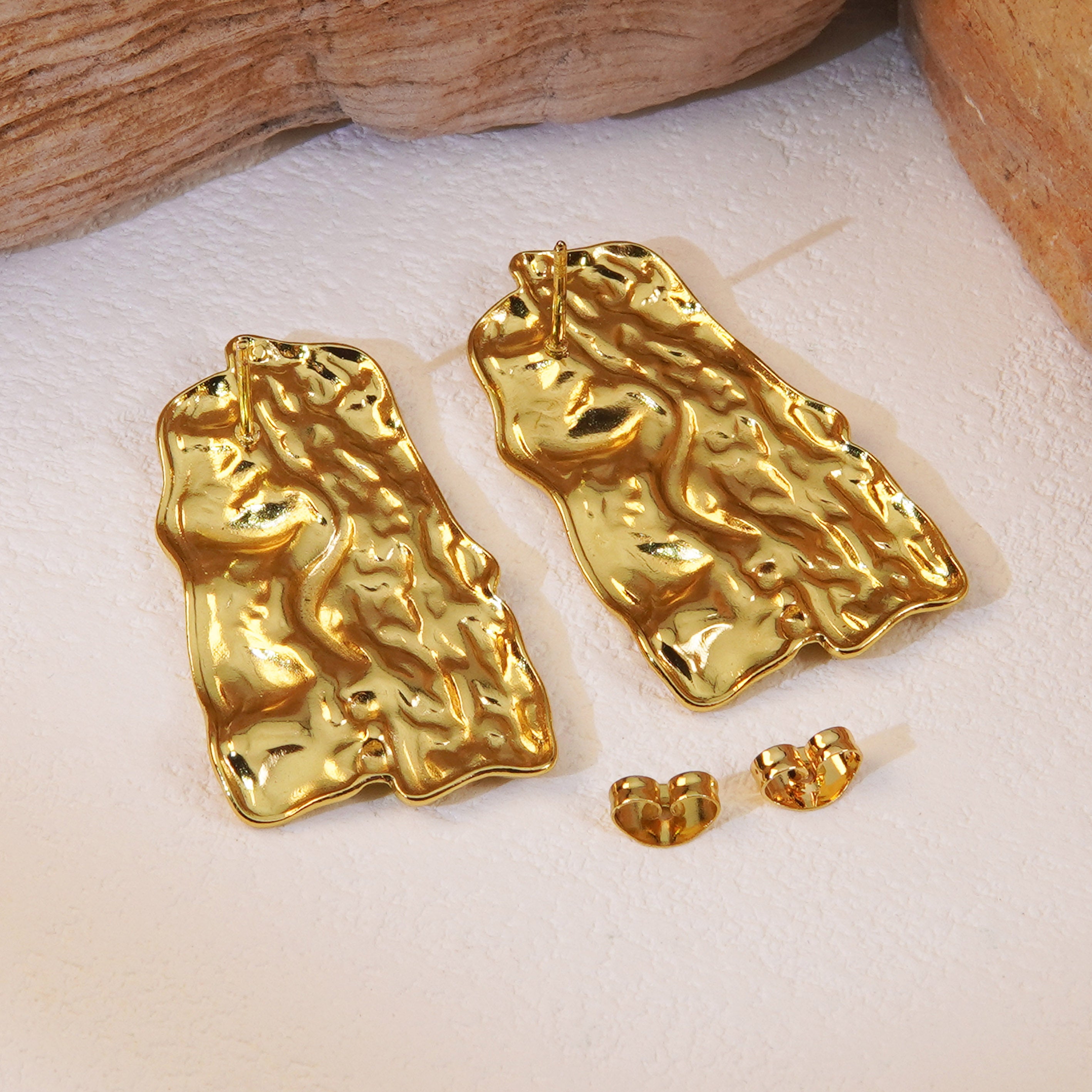 Aretes de Acero con Diseño Geométrico Irregular