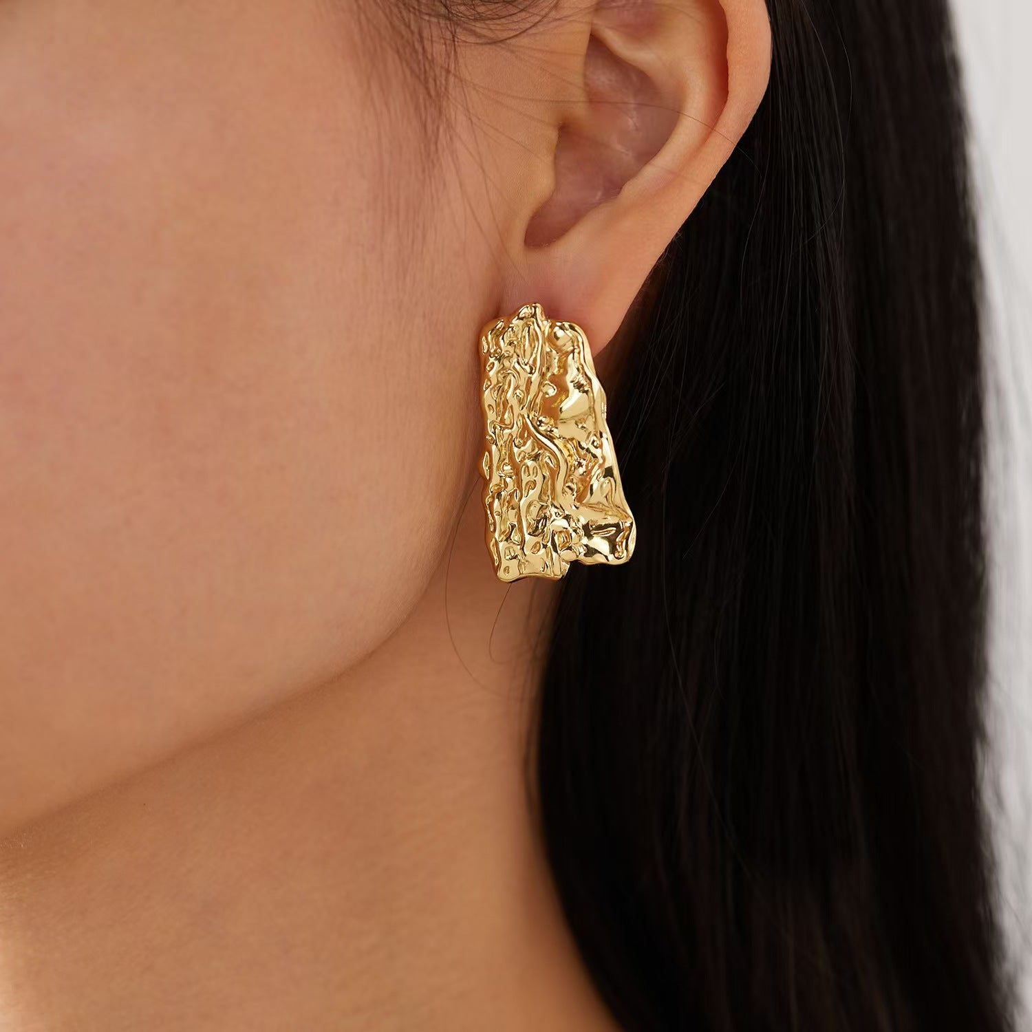 Aretes de Acero con Diseño Geométrico Irregular