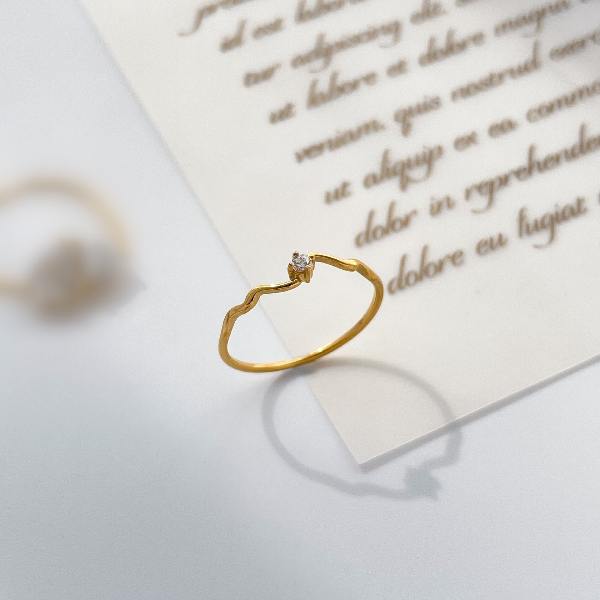 Anillo de Acero con Zirconia Solitaria y Banda Ondulada