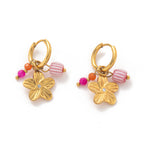Argollas de Acero con Flor Texturizada y Cuentas de Color