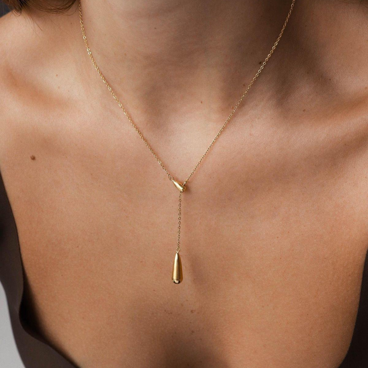Collar Lariat de Titanio con Gotas en Cadena Fina