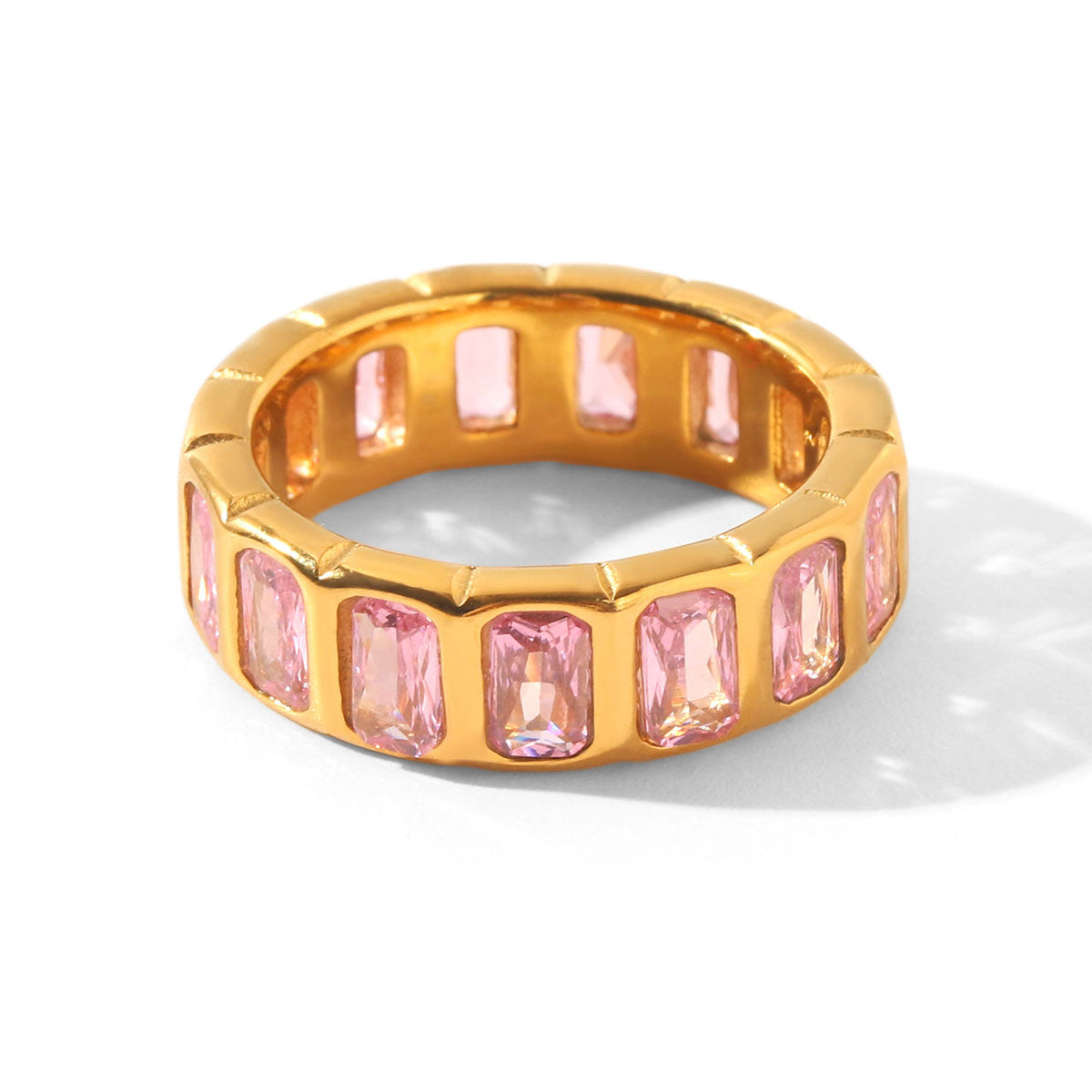 Anillo de Acero con Zirconias Rosadas en Canal Dorado