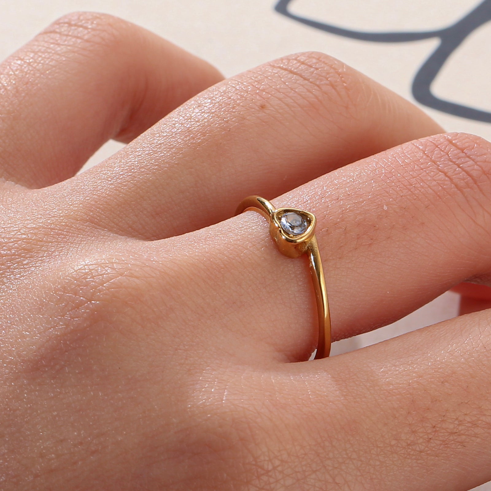 Anillo de Acero con Corazón y Zirconia