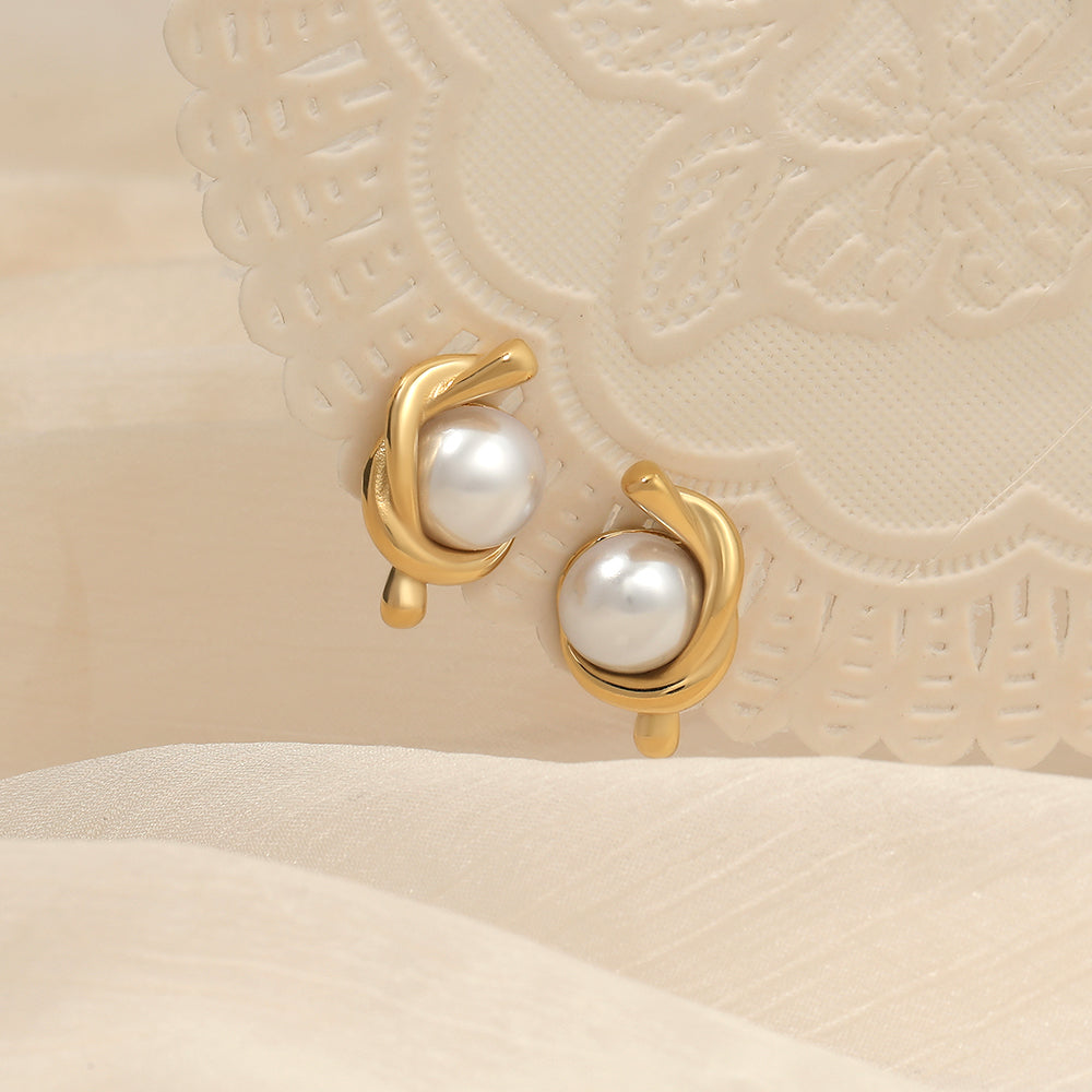 Aretes de Acero con Nudo Dorado y Perla Central