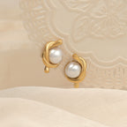 Aretes de Acero con Nudo Dorado y Perla Central