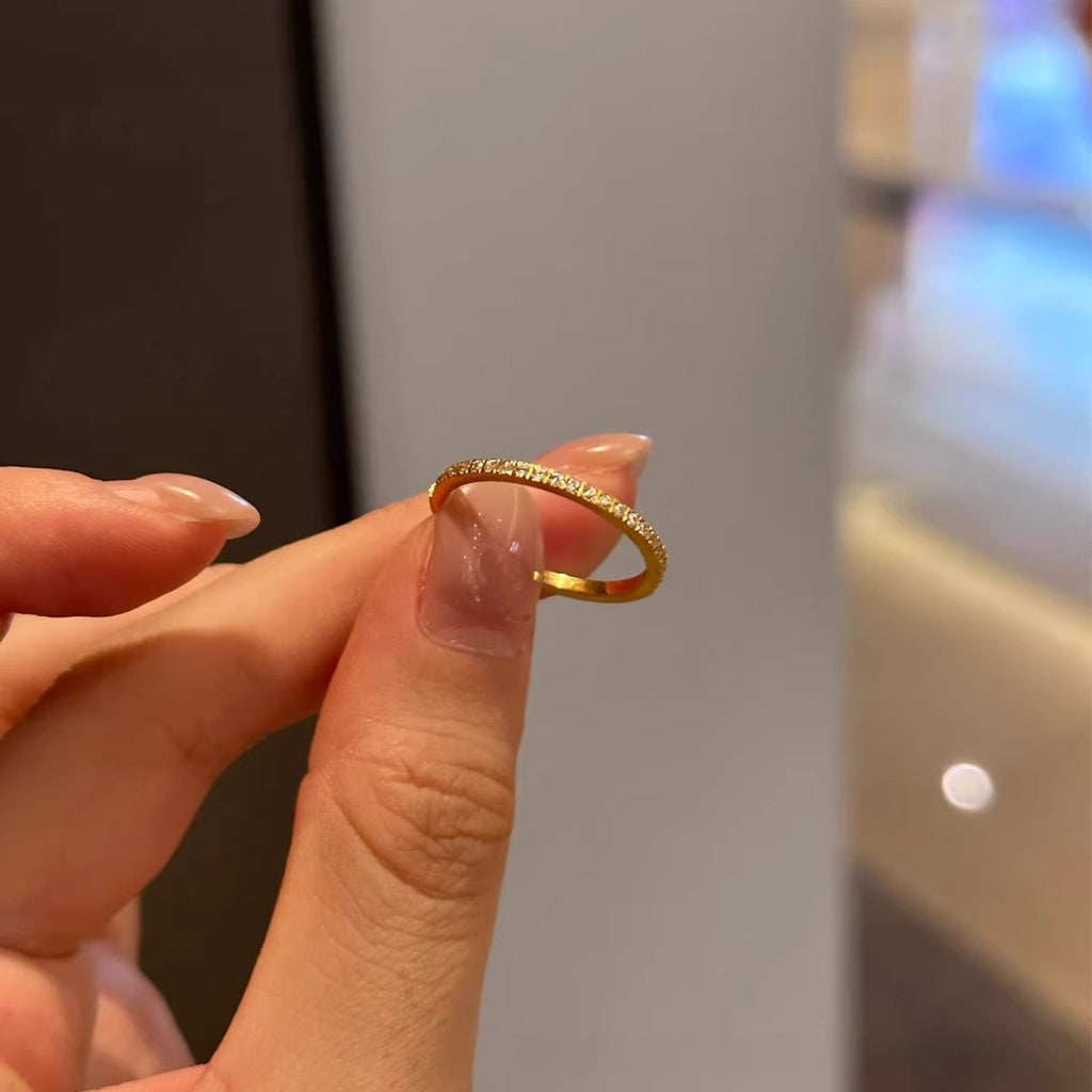 Anillo de Titanio con Zirconias en Media Banda