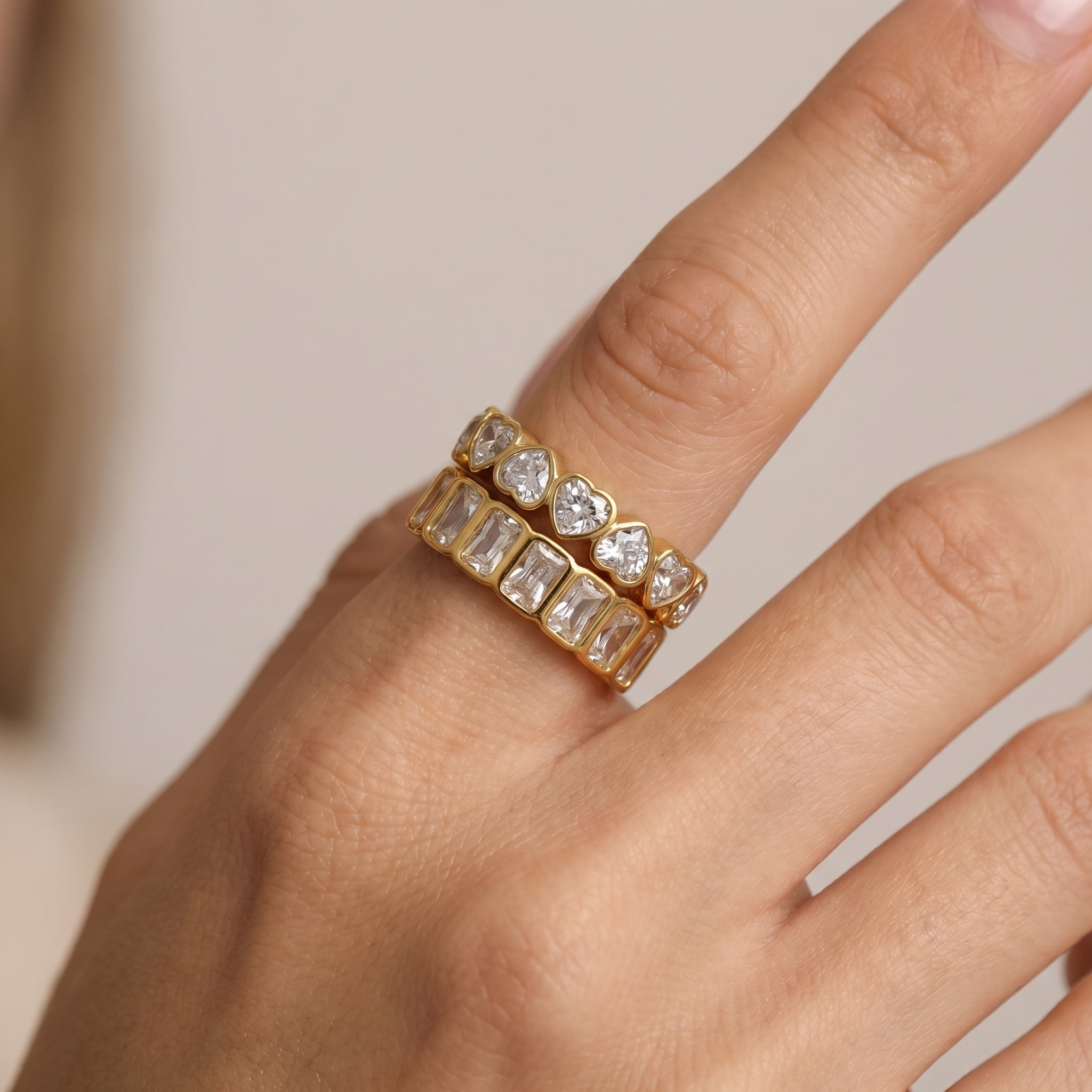 Anillo de Acero con Zirconias Baguette en Todo el Contorno