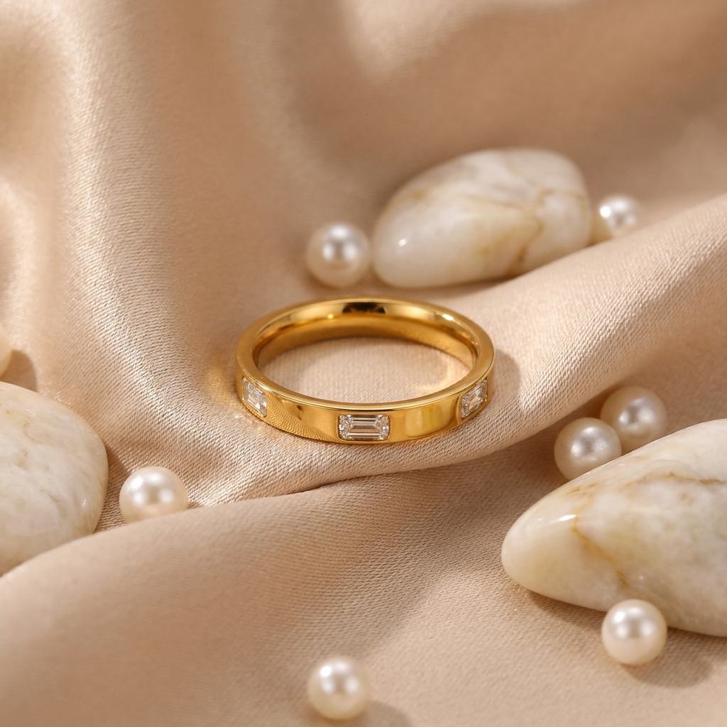 Anillo de Acero con Zirconias Baguette en Banda Dorada
