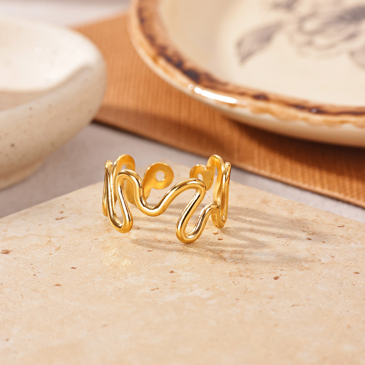 Anillo de Acero con Ondas Abiertas Bañado en Oro