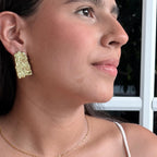 Aretes de Acero con Textura Irregular Dorada