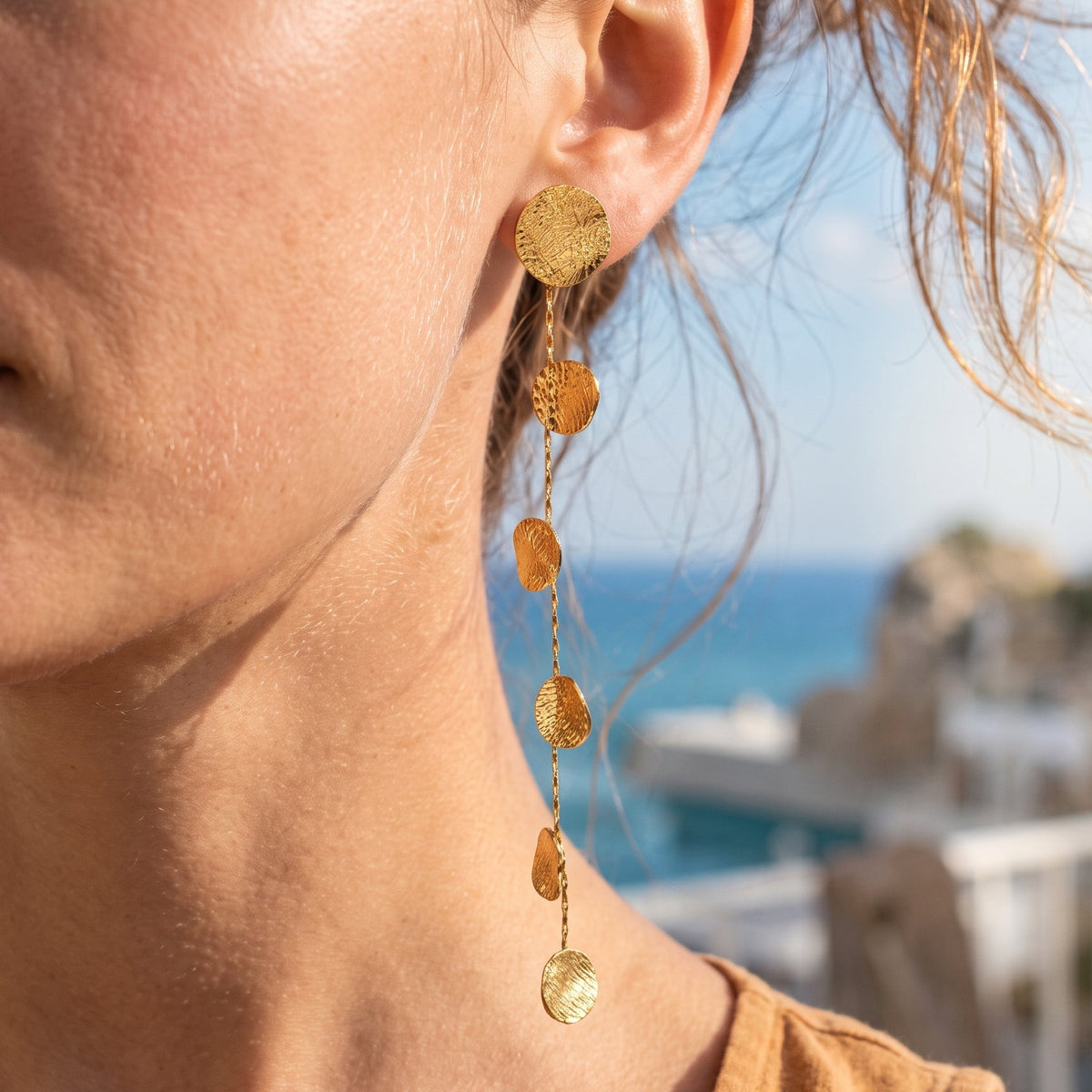 Aretes de Acero con Formas Texturizadas en Caída