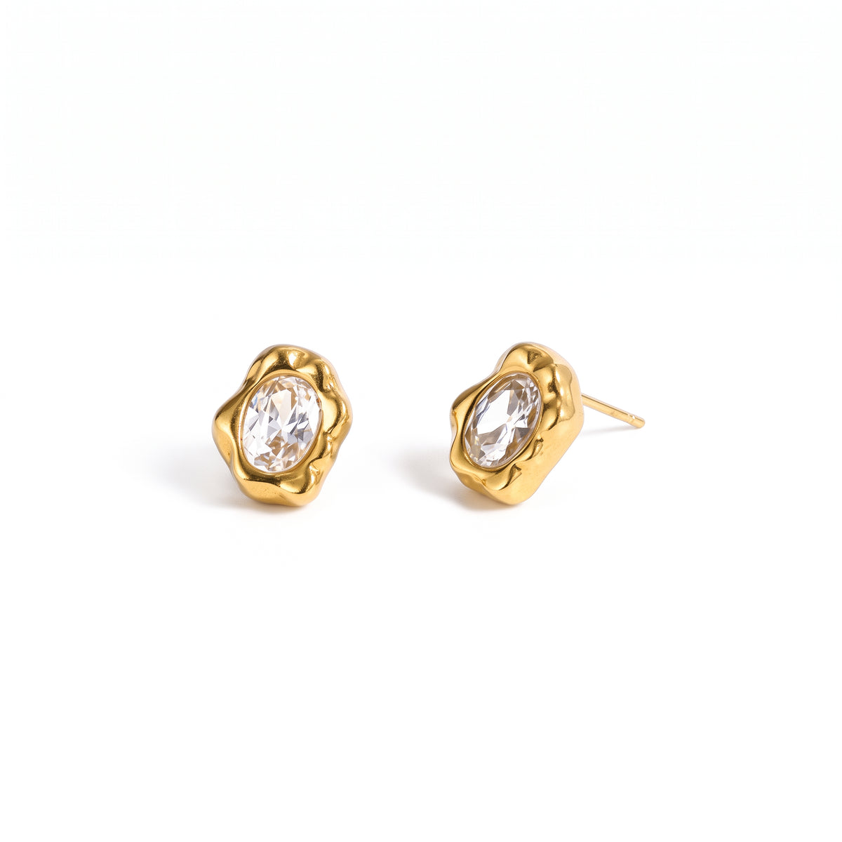Studs de Acero con Zirconia Ovalada en Marco Orgánico Dorado
