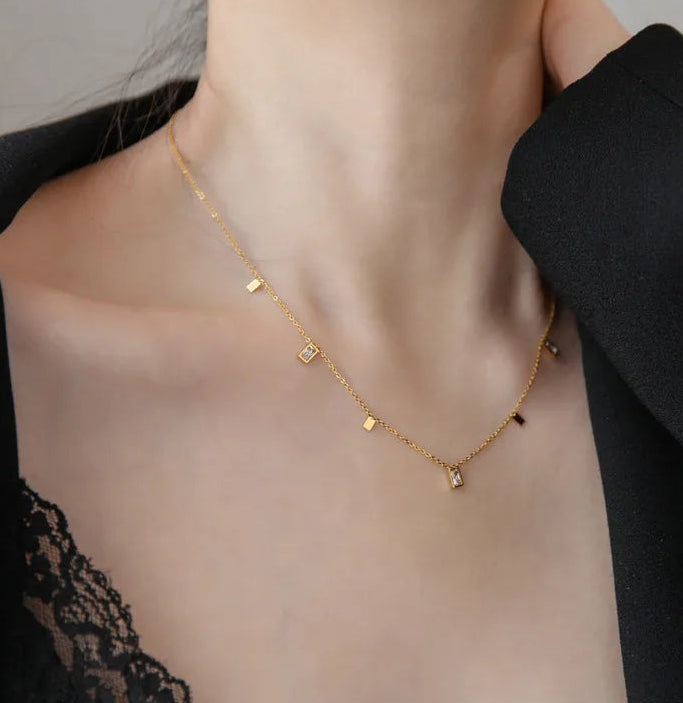 Collar de Titanio con Cristal Cuadrado