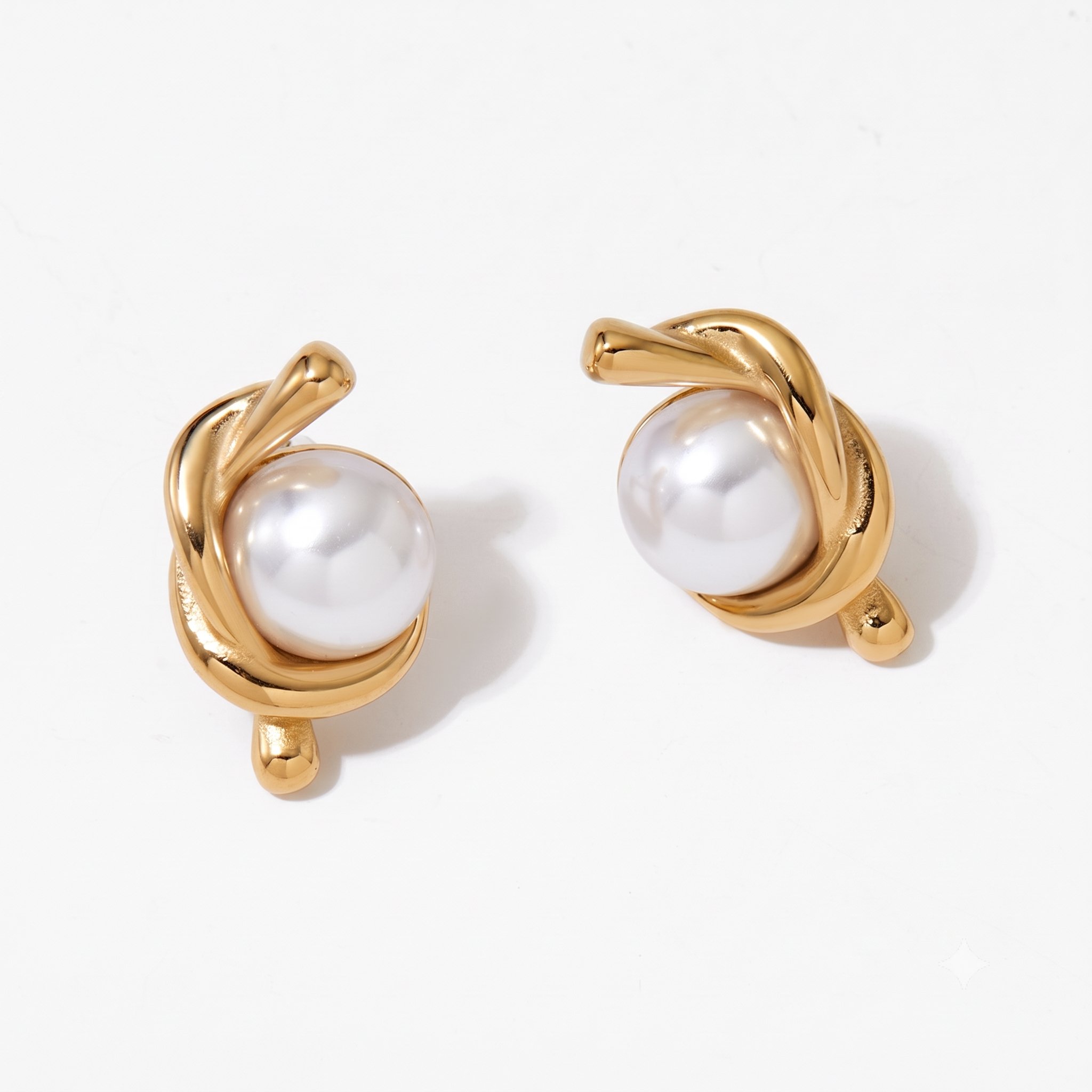 Aretes de Acero con Nudo Dorado y Perla Central