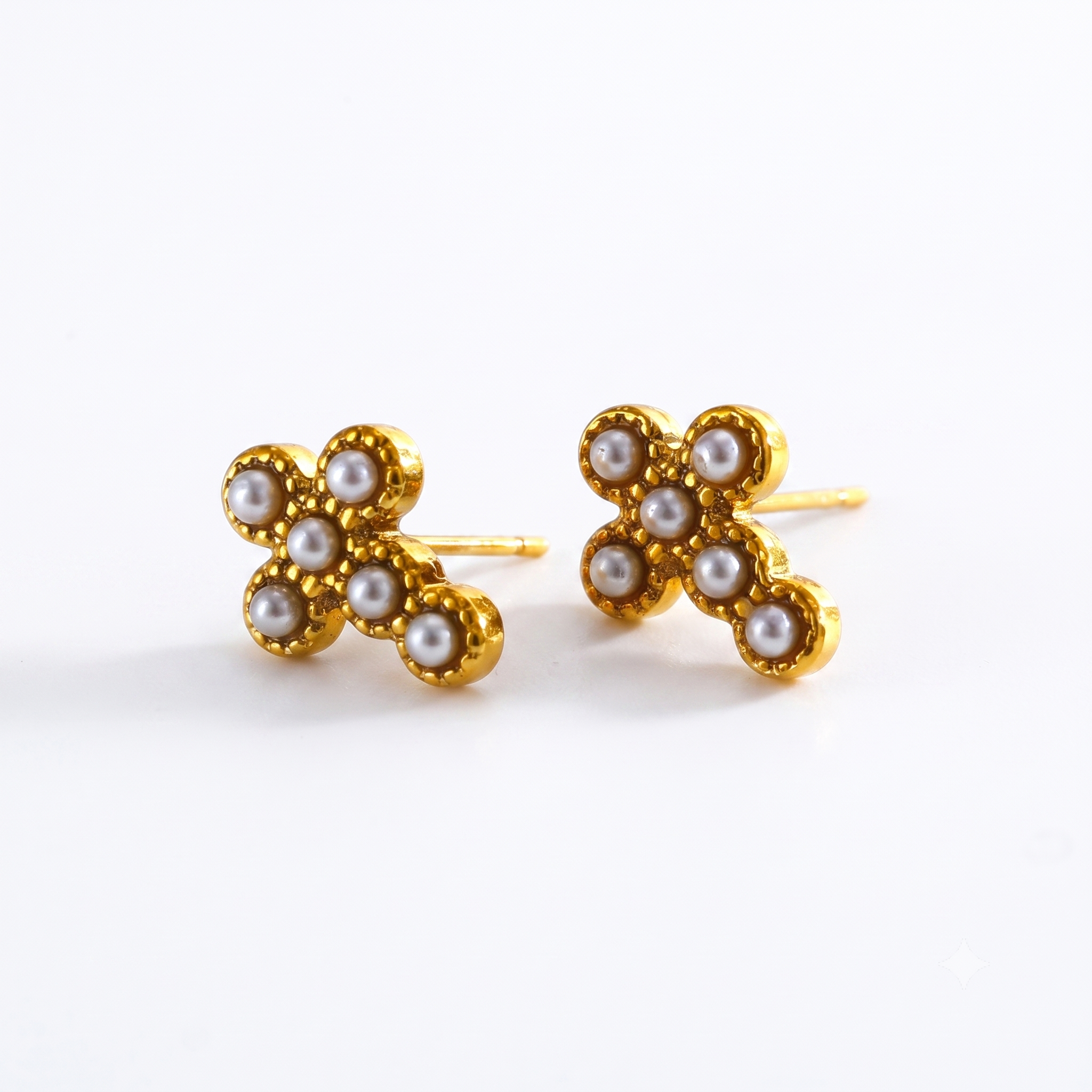Aretes de Acero con Perlas en Forma de Trébol