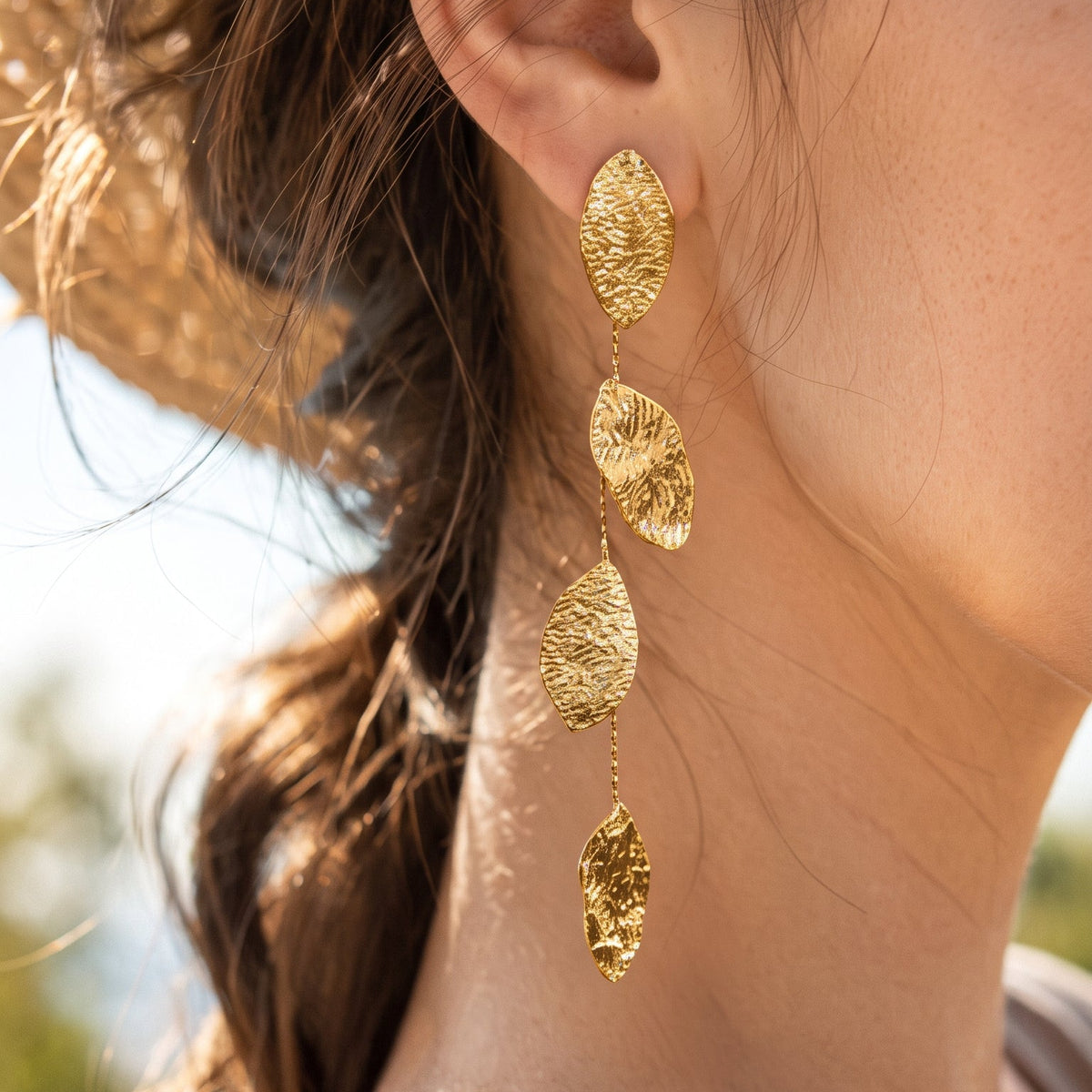 Aretes de Acero con Formas Texturizadas en Caída