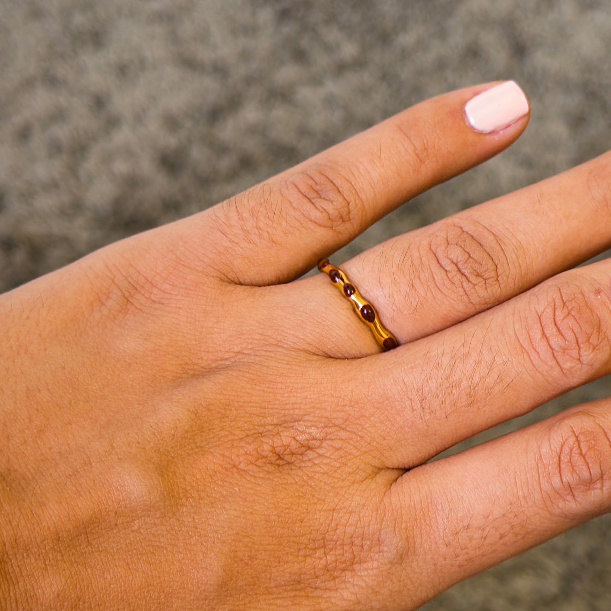 Anillo de Acero con Esmalte Rojo y Forma Ondulada