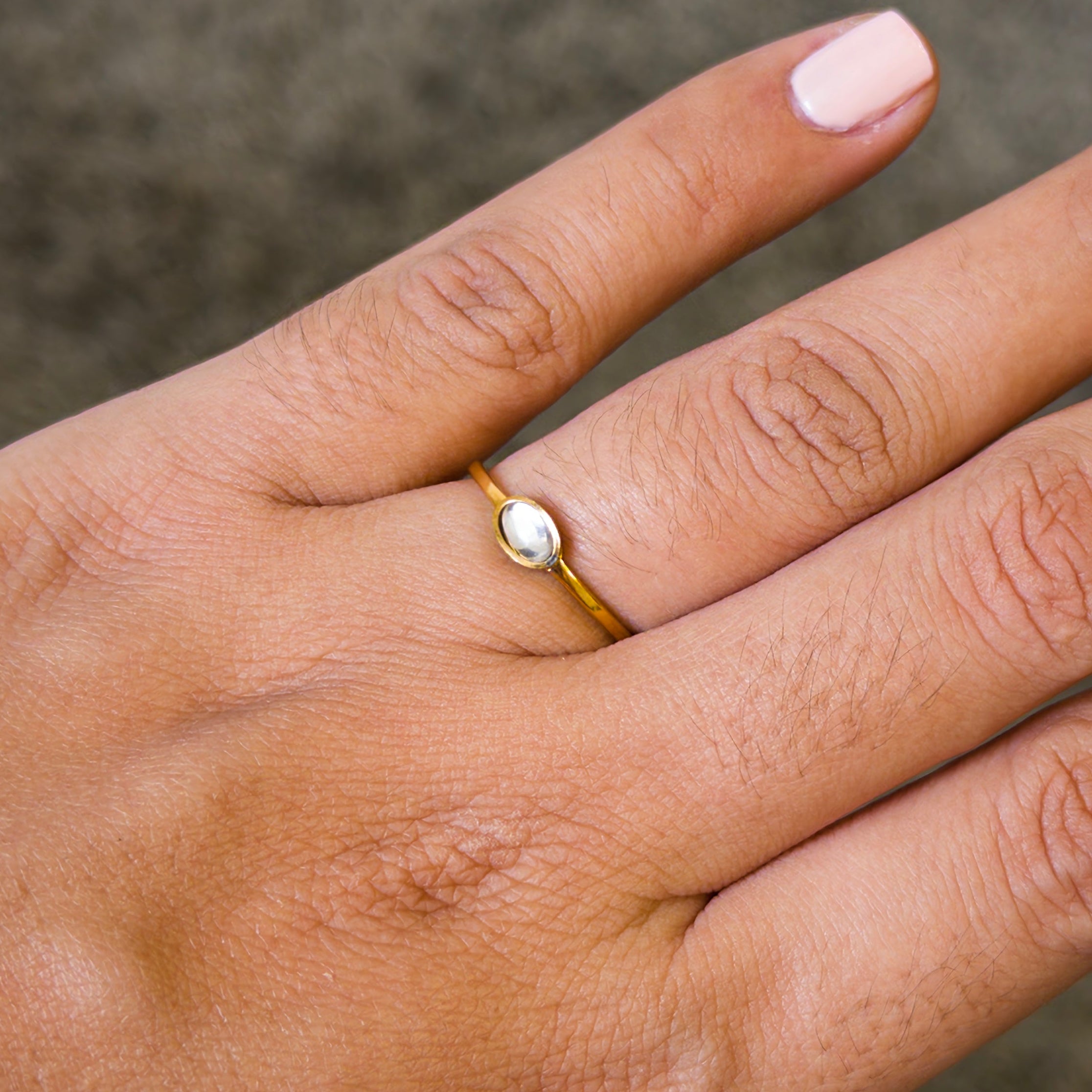 Anillo de Acero con Zirconia Oval en Montura Bezel