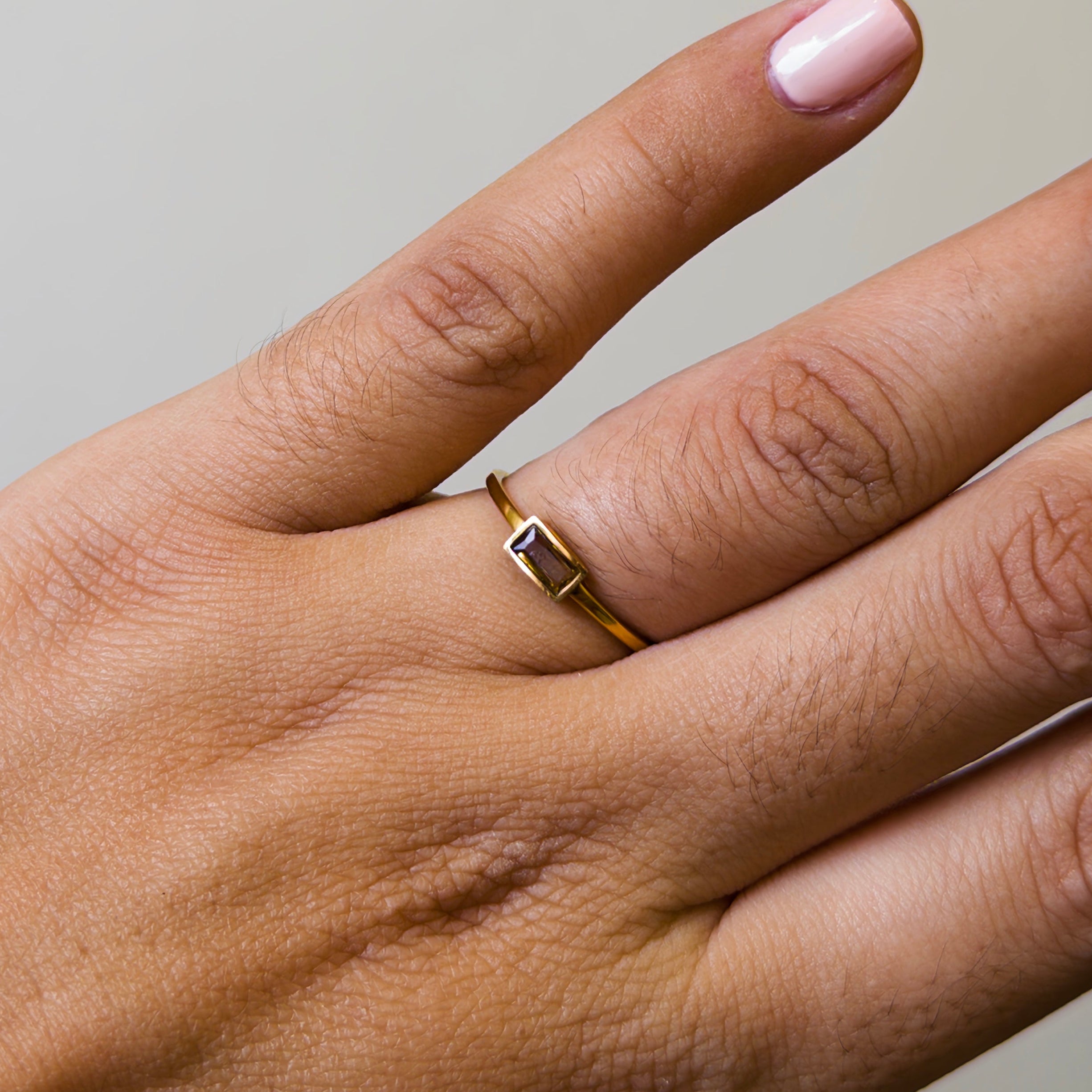 Anillo de Acero con Zirconia Rectangular Ámbar