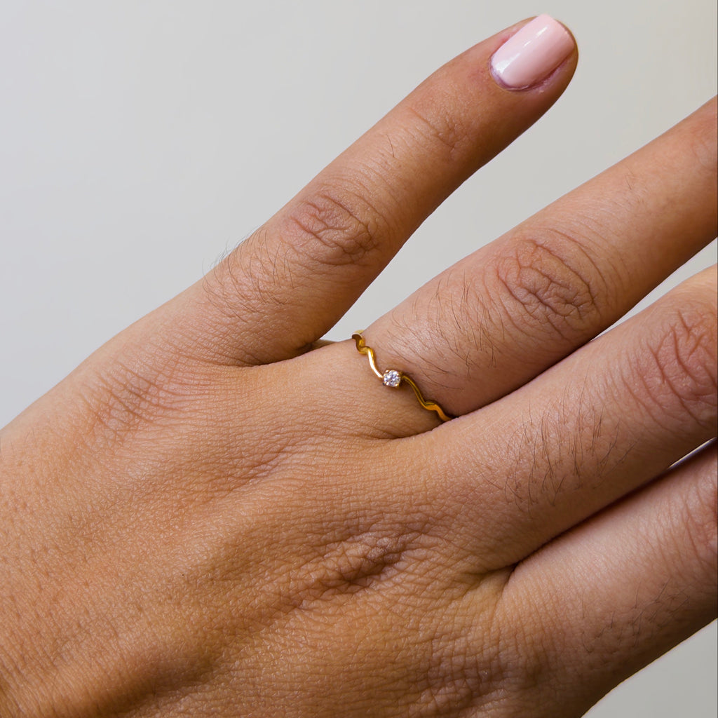 Anillo de Acero con Zirconia Solitaria y Banda Ondulada