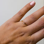 Anillo de Acero con Zirconia Solitaria y Banda Ondulada