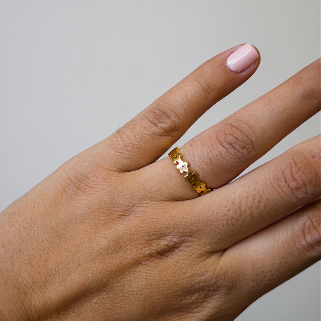 Anillo de Titanio con Flores en Relieve