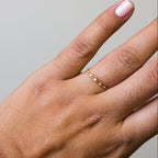 Anillo de Plata con Cinco Zirconias y Banda de Esferas