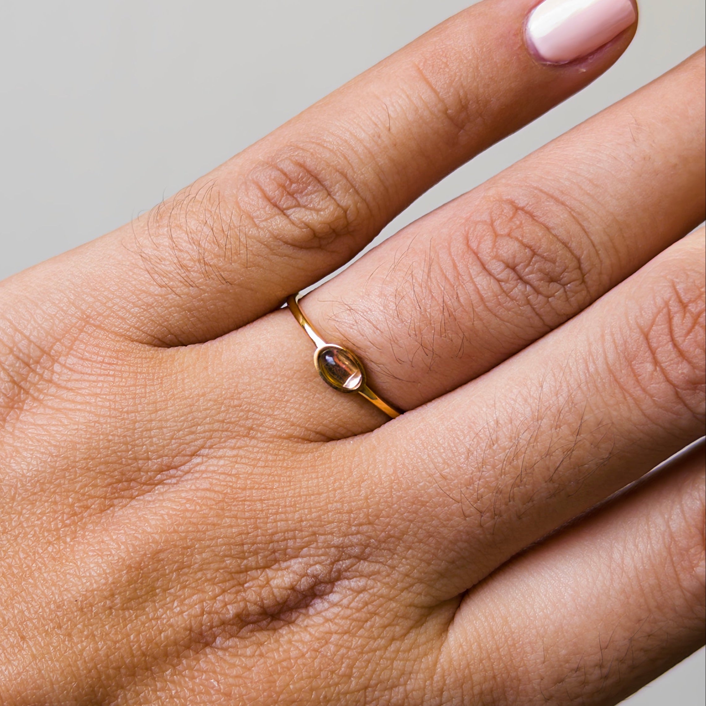 Anillo de Acero con Zirconia Ovalada en Baño de Oro