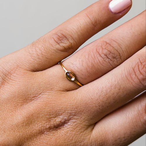 Anillo de Acero con Zirconia Ovalada en Baño de Oro