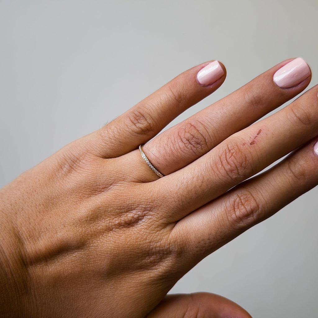 Anillo de Titanio con Zirconias en Media Banda