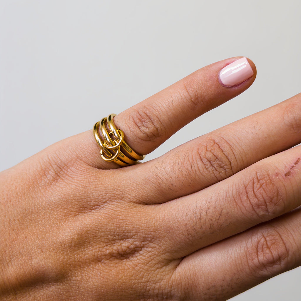 Anillo Triple Enlazado de Acero con Argollas Laterales