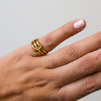 Anillo Triple Enlazado de Acero con Argollas Laterales