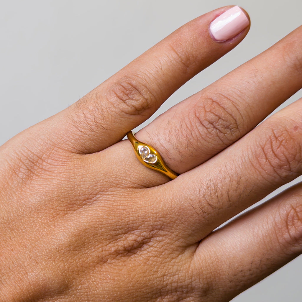 Anillo de Acero con Corazón de Zirconia Engastado