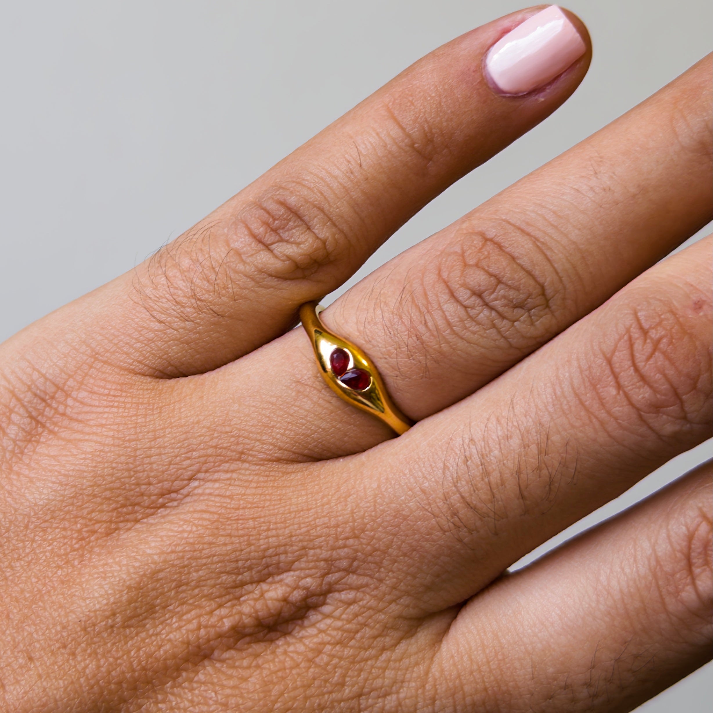 Anillo de Acero con Corazón de Circonia Roja