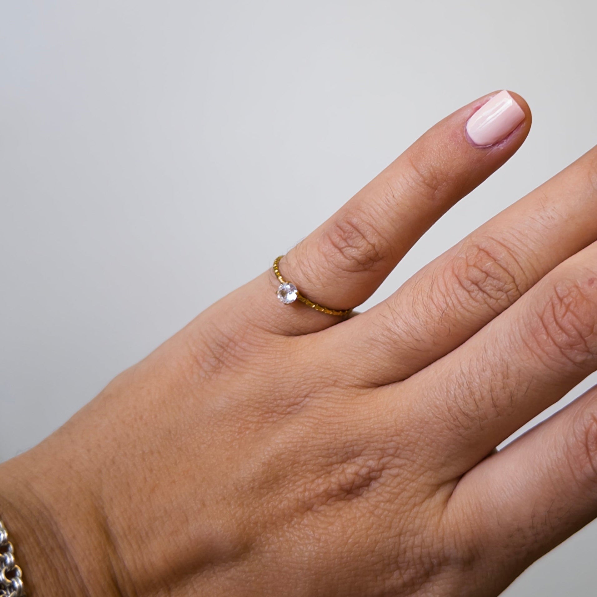 Anillo de Titanio con Zirconia Solitaria