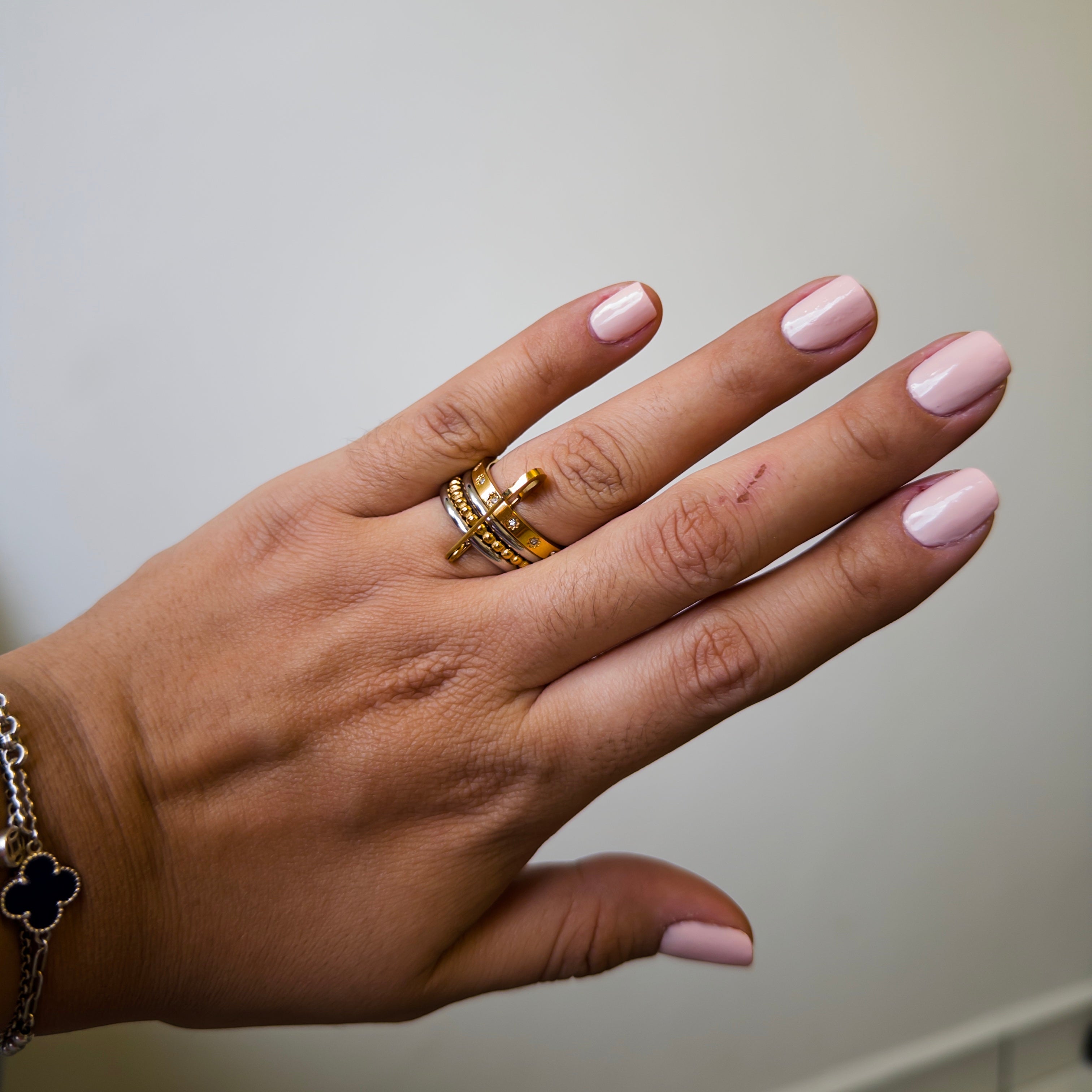 Set de Anillos de Acero con Cuentas, Zirconia y Charm