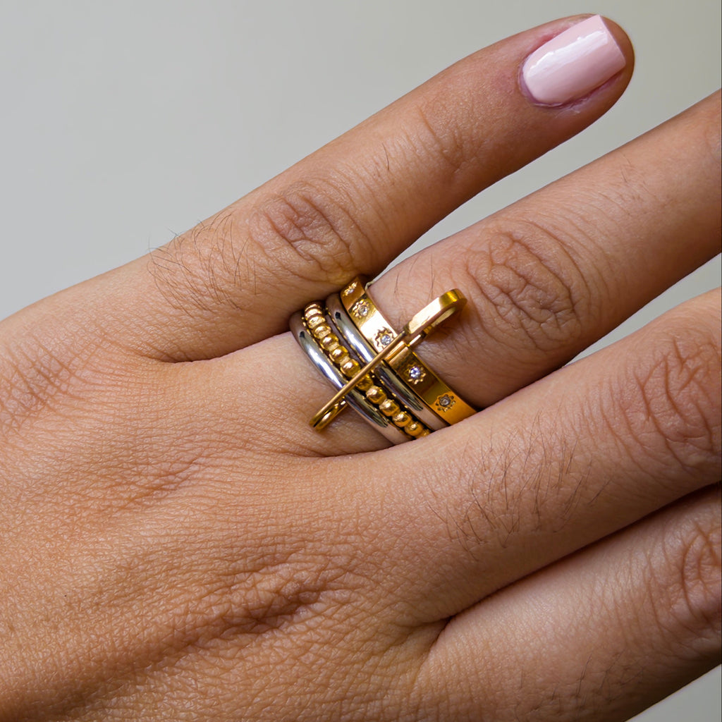 Set de Anillos de Acero con Cuentas, Zirconia y Charm