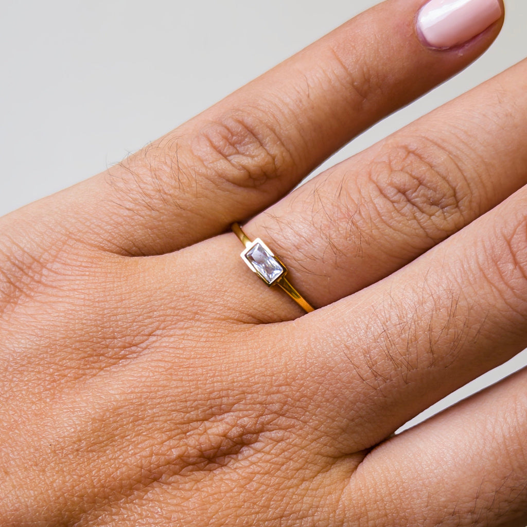 Anillo de Acero con Zirconia Baguette en Baño de Oro