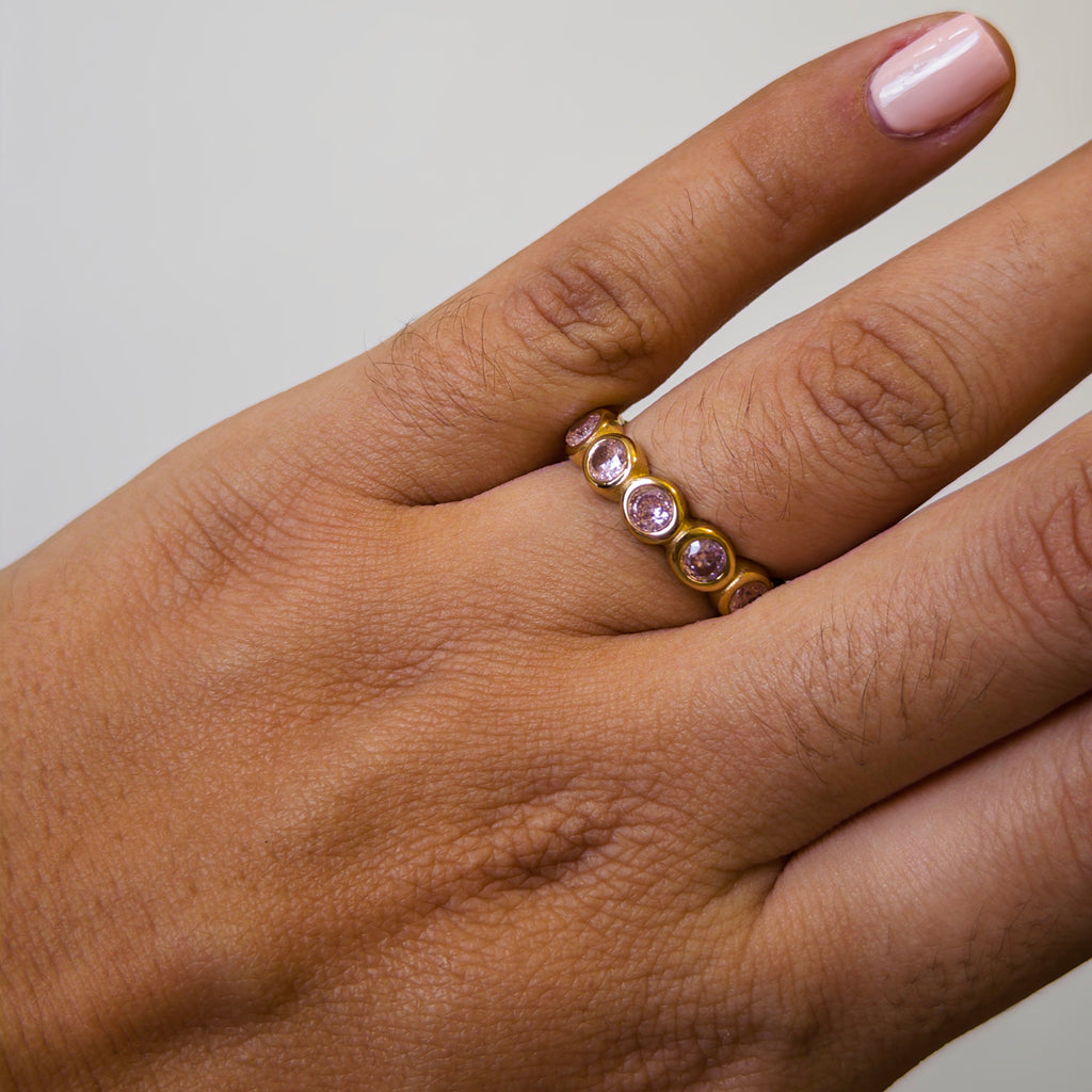 Anillo de Acero con Zirconias Rosas en Banda Completa