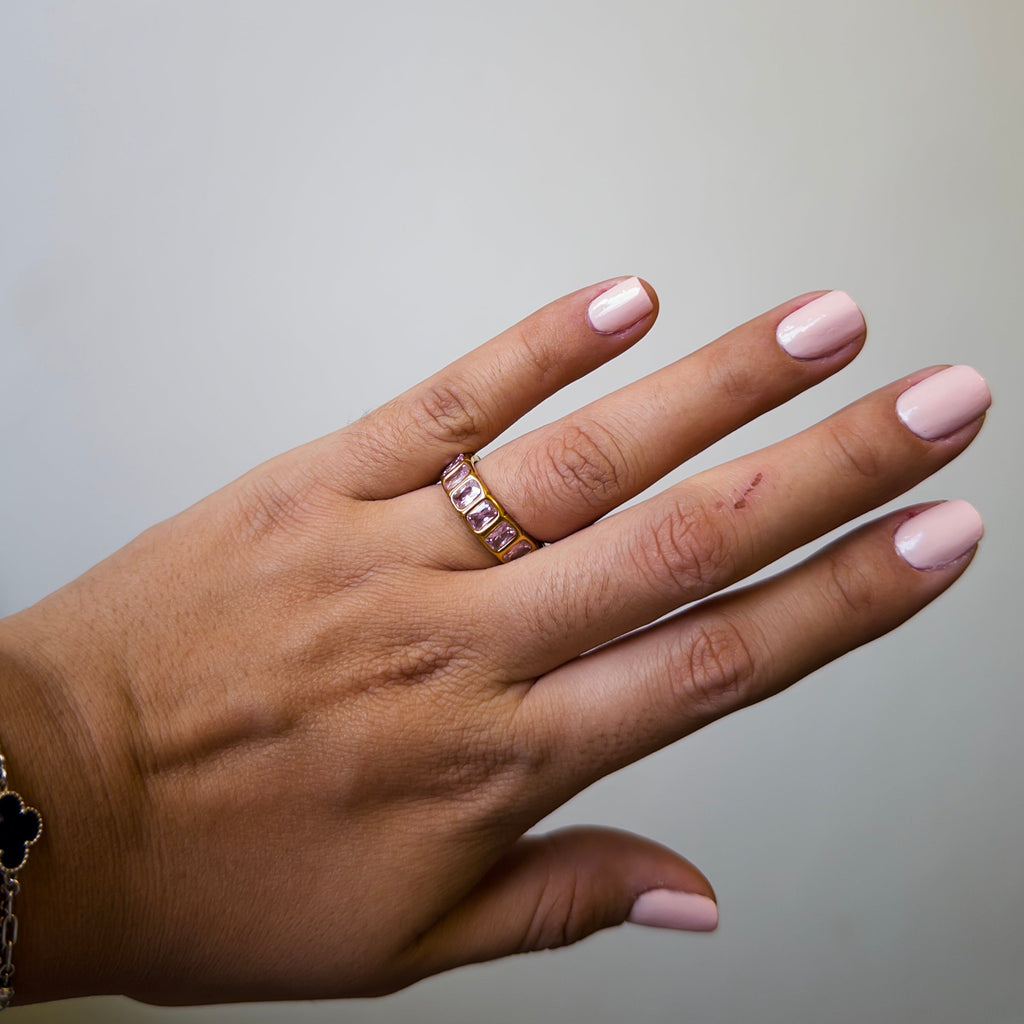 Anillo de Acero con Zirconias Rosadas en Canal Dorado