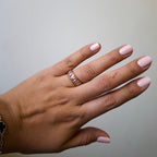 Anillo de Acero con Zirconias Rosadas en Canal Dorado