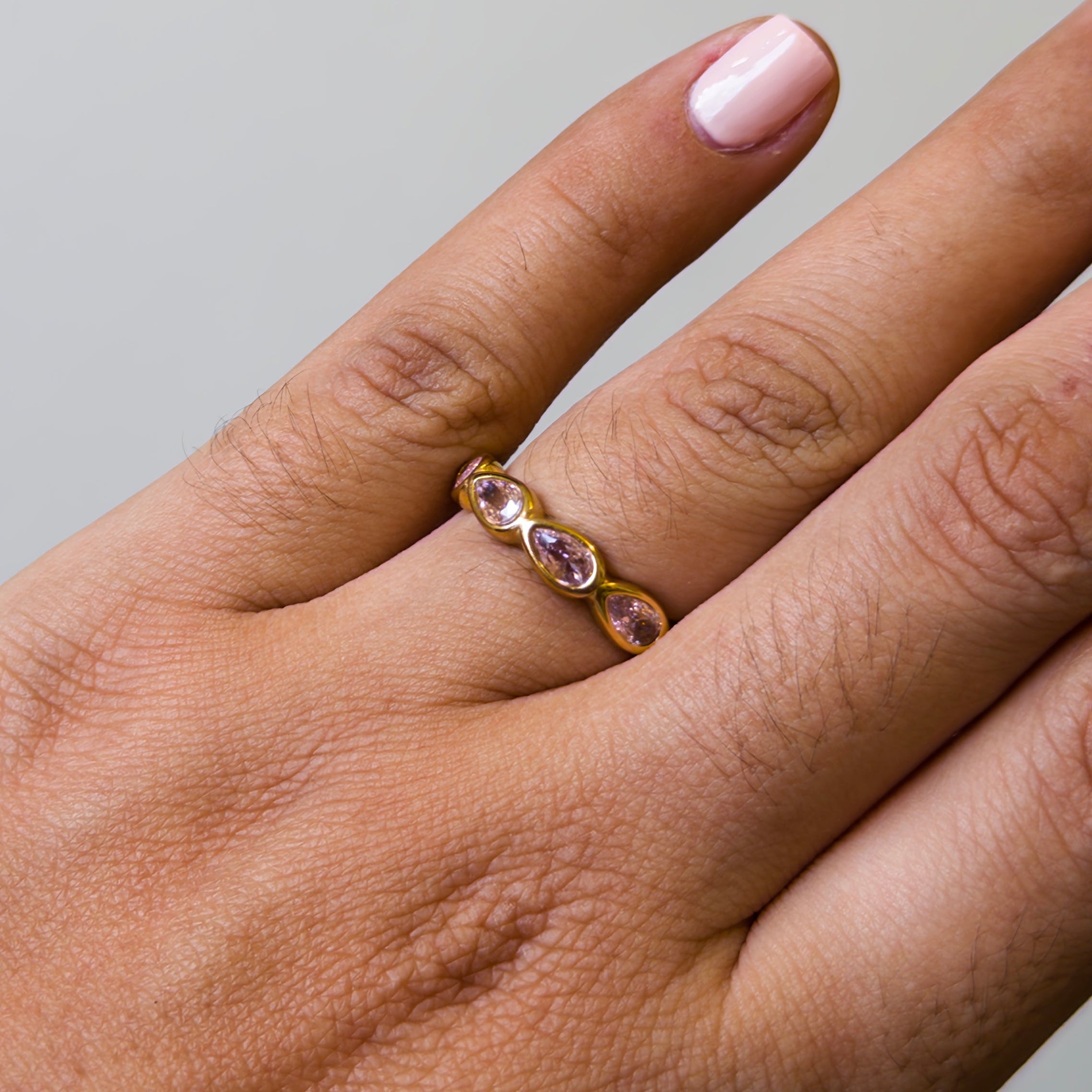 Anillo de Acero con Circones Gota en Pavé Dorado