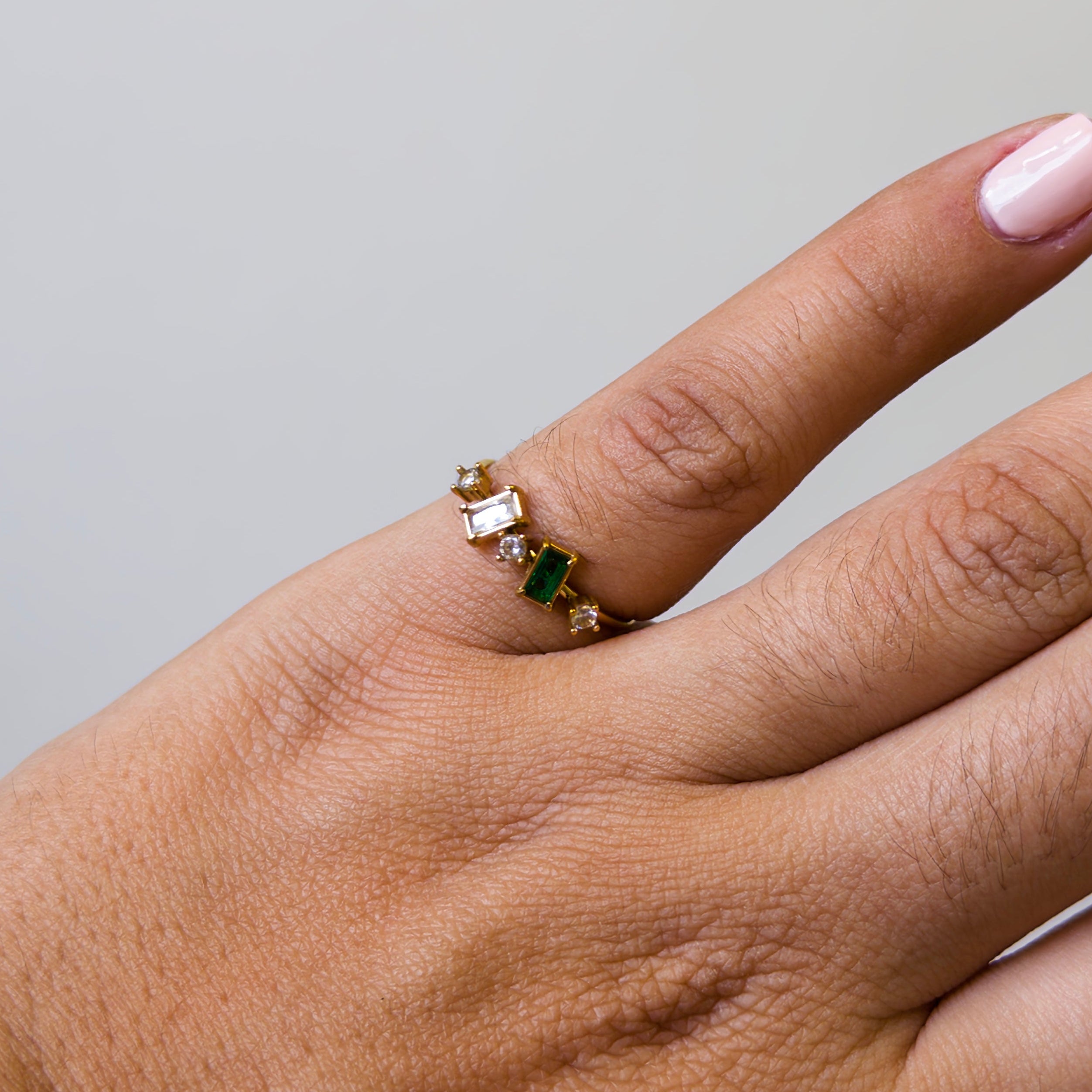 Anillo de Acero con Zirconias Baguette y Esmeralda