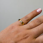Anillo de Acero con Zirconias Baguette en Banda Dorada