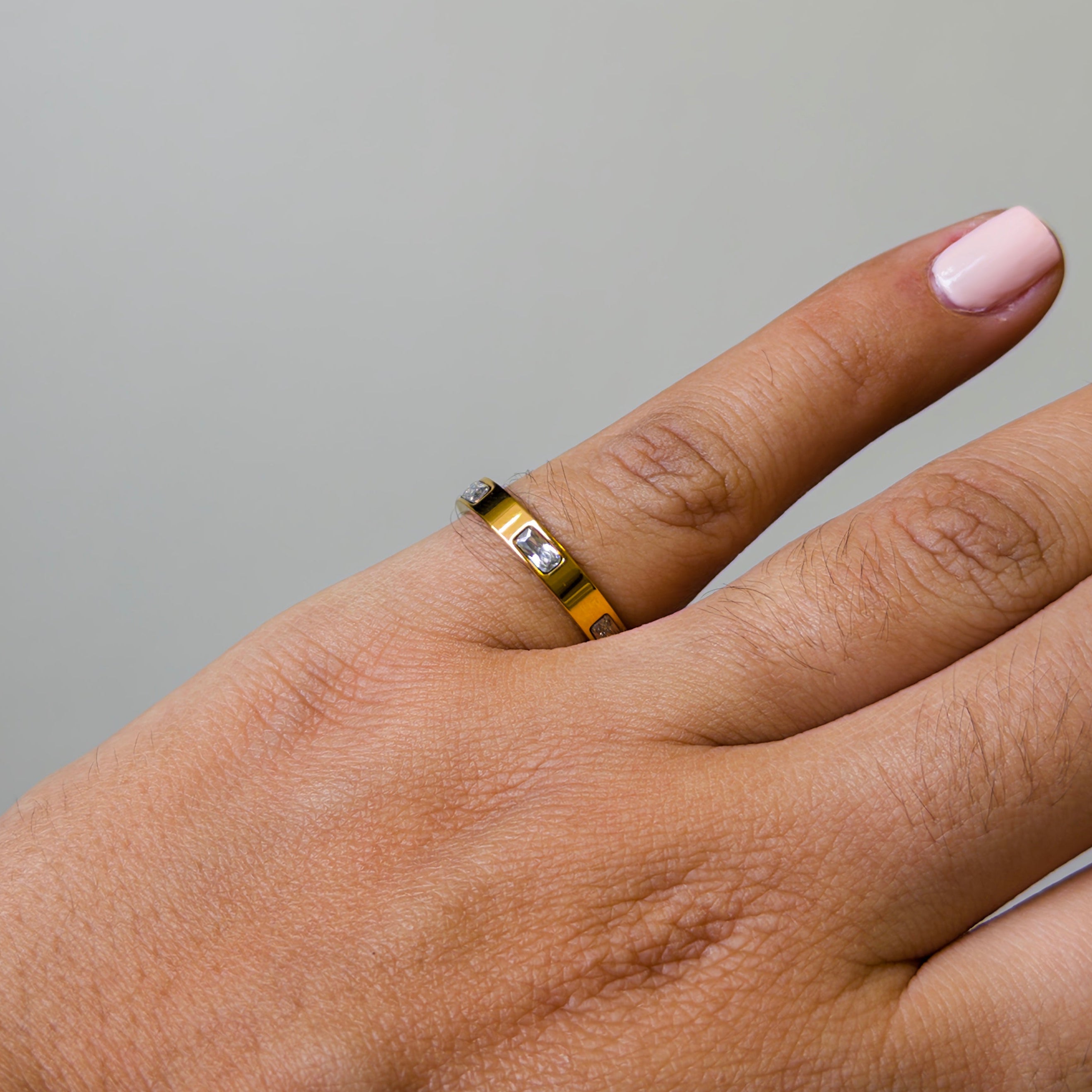 Anillo de Acero con Zirconias Baguette en Banda Dorada