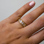 Anillo de Acero con Zirconias Baguette en Todo el Contorno